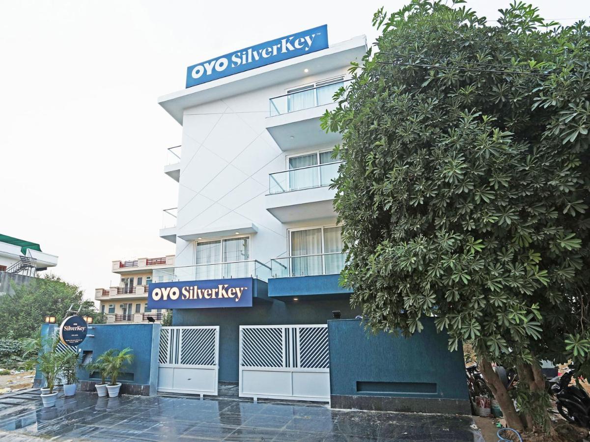 Hotel Oyo Flagship Santhi Grand Vijayawāda Exterior foto